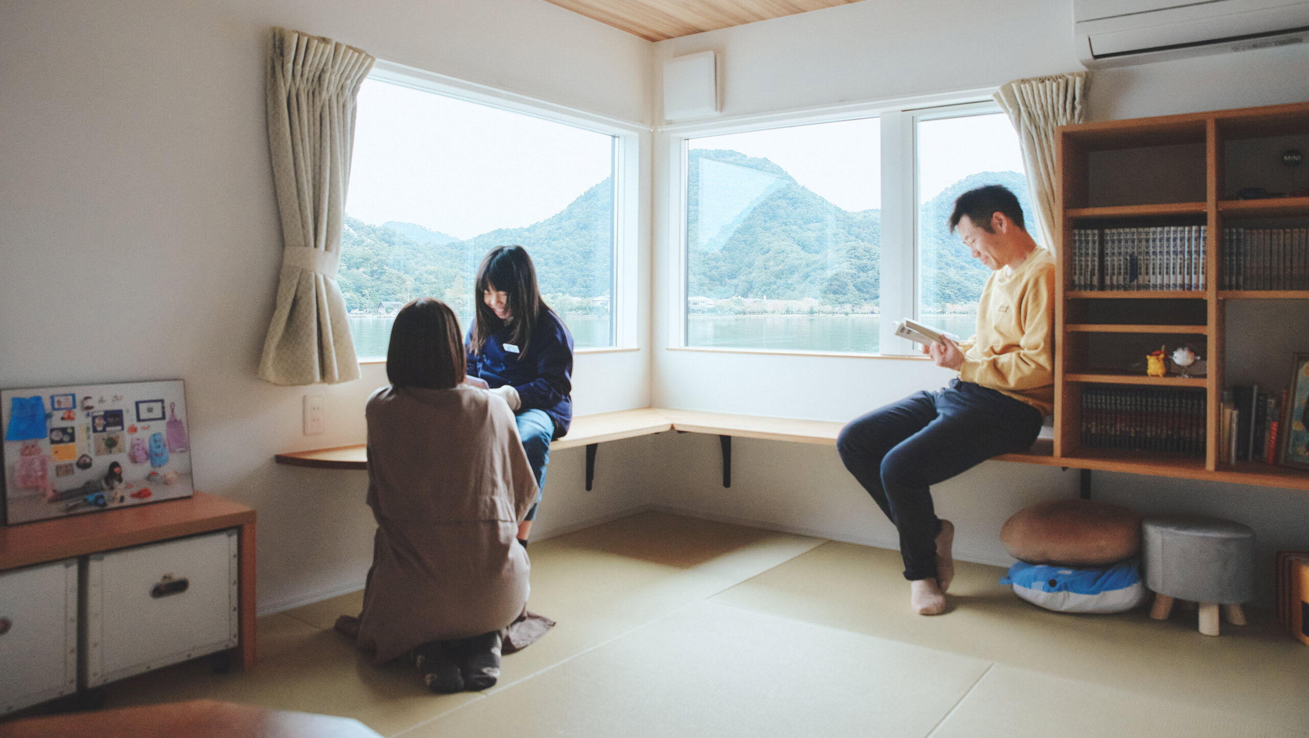 川のほとりで、ゆったりと流れる時を楽しむ